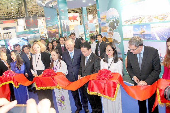 Leaders cut ribbon to open Vietnamese exhibition booths.