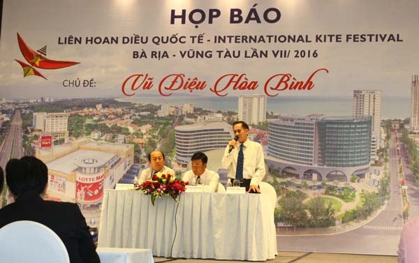 A press conference on the 2016 International Kite Festival.