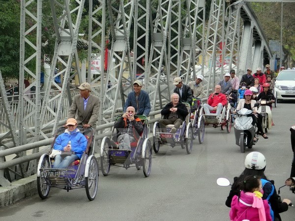 Tourists on Trang Tien bridge in Hue city. (Source: VNA)