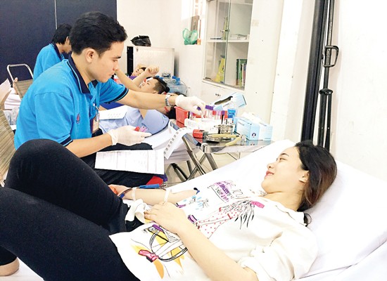 Young people in HCMC join blood donation at the event