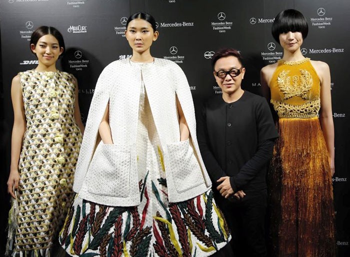 Nguyen Cong Tri introduces the collection at Vietnam International Fashion Week 2016-SGGP