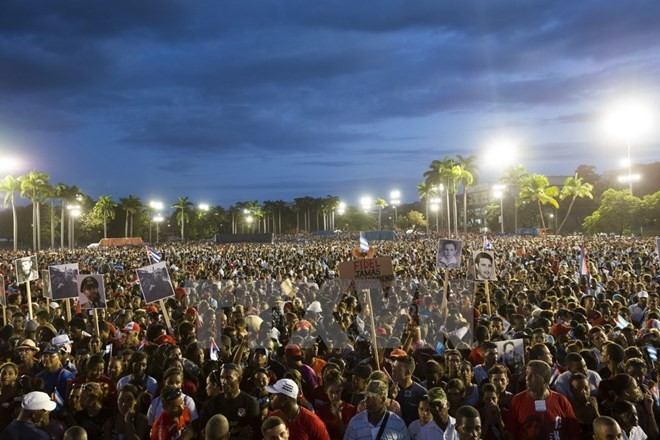 Tens of thousands of people gather at the meeting to pay tribute to leader Fidel Castro (Source: VNA)