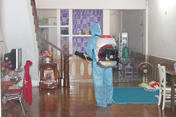 A medical worker is spraying chemical to kill mosquito in a house in Bien Hoa Town in the southern province of Dong Nai (Photo: SGGP)