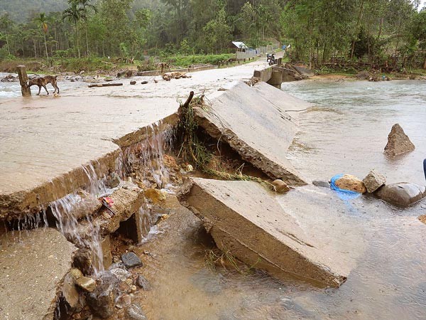 Heavy rain and flood cause serious landslide in the central provinces.