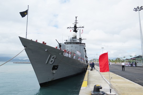 The ship’s crew meet officers of the Vietnam People's Navy.