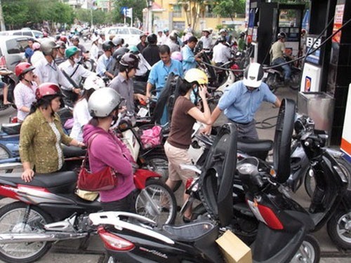 The domestic retail price of petroleum increased by VNĐ304 to reach VNĐ16,675 (74 US cents) per litre while that of E5 RON 92 biofuel also rose by VNĐ301 to VNĐ16,522 per litre. -- Photo nld.com.vn
