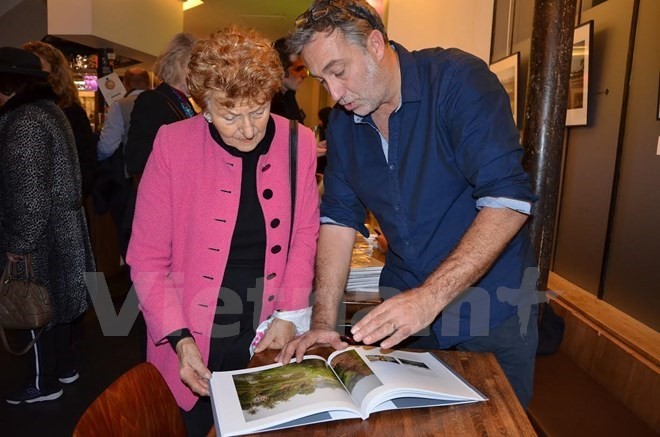 A visitor is looking at the book. (Source: VNA)