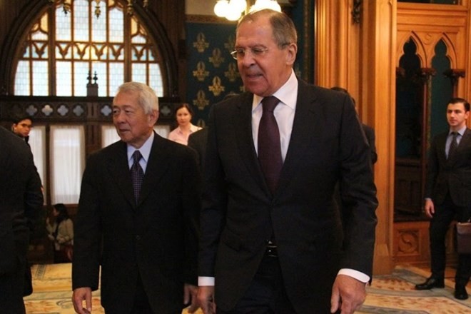 Russian Foreign Minister Sergey Lavrov (R) meets with the Philippine Secretary of Foreign Affairs Perfecto Yasay in Moscow. (Photo: www.philstar.com)