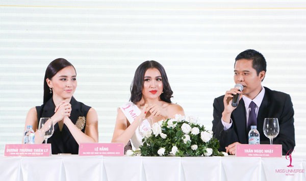 Le Hang (C) at the announcement ceremony (Photo: Sggp)