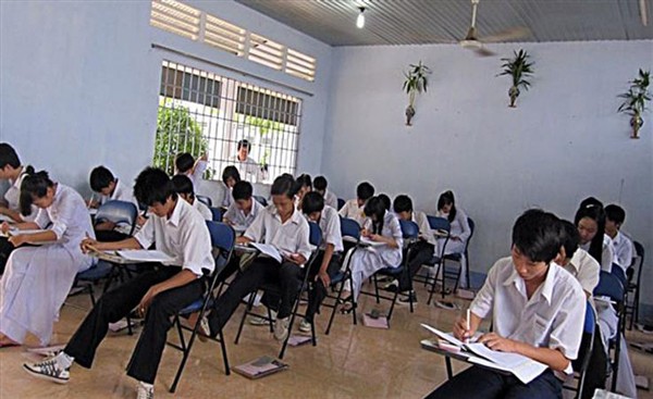 Vietnamese students sit for the test (Photo: SGGP)