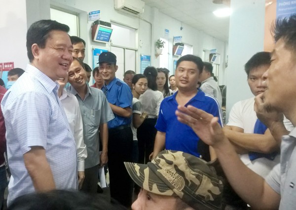 HCMC's Party Chief Thang talks to medical workers in Thu Duc Hosptial (Photo: SGGP)