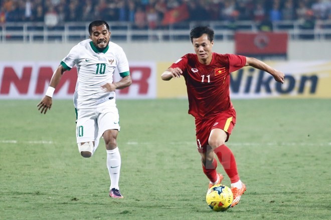 Midfielder Pham Thanh Luong is chased by an Indonesian defender. (Source: VNA)