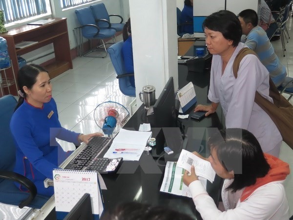 People buy train tickets for the 2017 Lunar New Year holidat at the Saigon Railway Station (Photo: VNA)