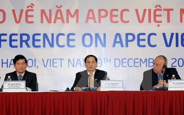 Deputy FM Bui Thanh Son (middle) at the press conference (Photo: VNA)