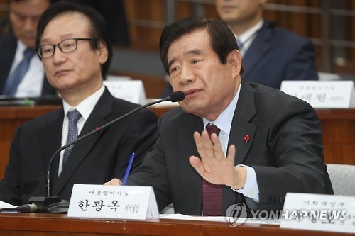 This photo, taken on Dec. 5, 2016, shows Han Gwang-ok (R), presidential chief of staff, speaking during a parliamentary probe into a corruption scandal involving President Park Geun-hye and her confidante Choi Soon-sil at the National Assembly in Seoul. (Yonhap)