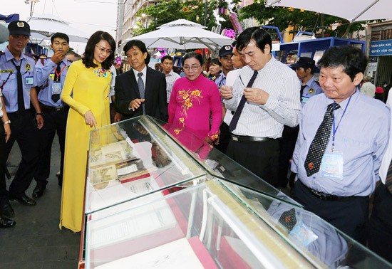 Leaders visit 2016 book street festival. (Photo: Sggp)