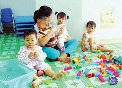 HCMC pilots to provide overtime care service for workers' children in two districts (Photo: SGGP)