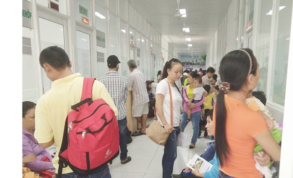 Patients are waiting to see doctors in Children Hospital No.2. As per plan, Inspectors will check medical workers' behaviors to patients (Photo: SGGP)