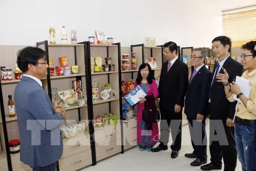 Delegates visit the representative office (Photo: VNA)