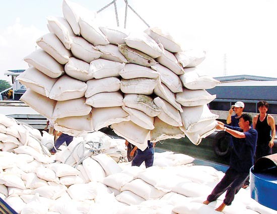 Rice bags are transported on board for export in the Mekong Delta (Photo: SGGP)