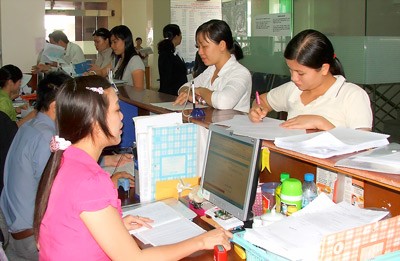 Workers at the reception counter of HCMC Social Insurance Agency (File photo: SGGP)