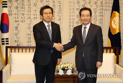 Acting President and Prime Minister Hwang Kyo-ahn (L) shakes hands with National Assembly Speaker Chung Sye-kyun before their talks at the parliament in Seoul on Dec. 14, 2016. (Yonhap)