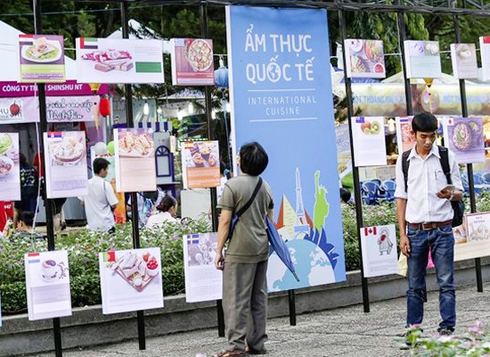 International culinary festival takes place at Le Van Tam Park in the city.