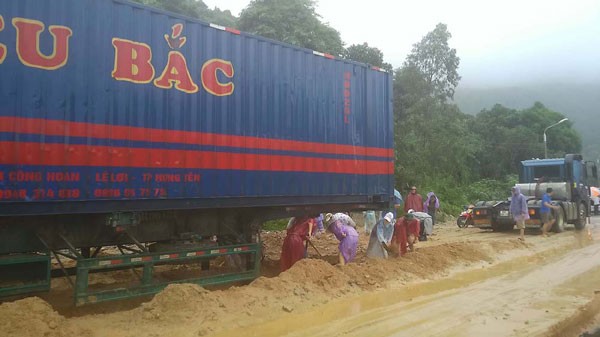 A landslide spot in Ca Mountain Pass in National Highway 1A (Photo: SGGP)