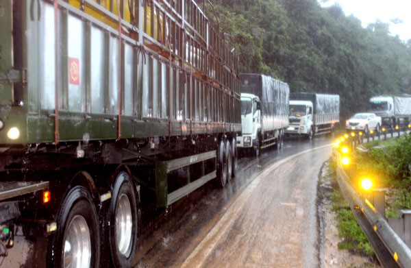 Landslides have caused traffic jam in Ca mountain pass (Photo: SGGP)