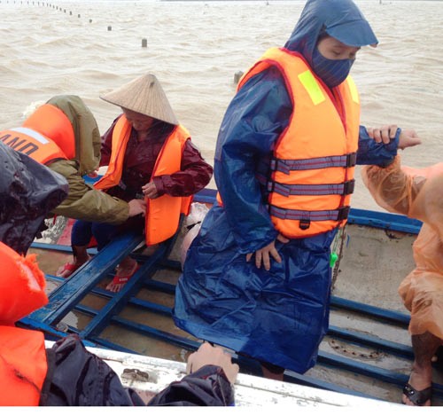 The pregnant woman is taken to hospital (Photo: SGGP)