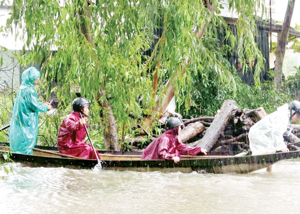 Citizens remove out from low lying areas in Thua Thien-Hue province (Photo: SGGP)