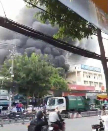 The filling station erupted in flame with loud explosion and high smoke panicking passers-by and residents around (Photo: SGGP)