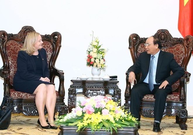 Prime Minister Nguyen Xuan Phuc (R) receives Irish Ambassador to Vietnam Caist Moran on