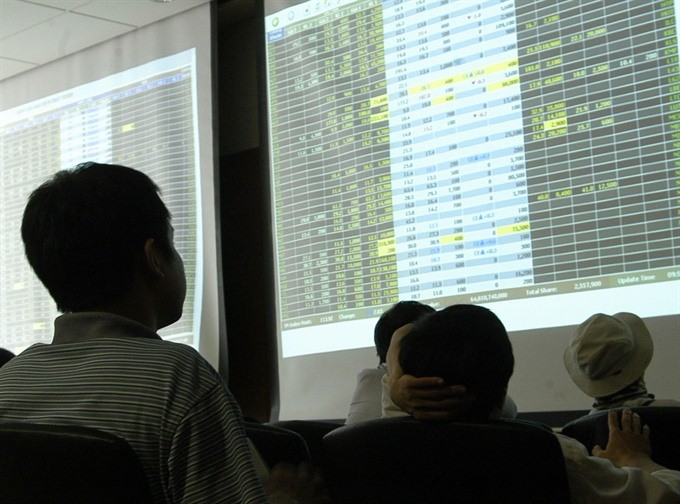Investors on Bao Viet Securities’ trading floor in Hanoi (Photo: VNA/VNS)