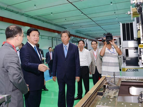 Ho Chi Minh City Party Committee Secretary Dinh La Thang visits a production process of Minh Nguyen Supporting Industries Joint Stock Company.