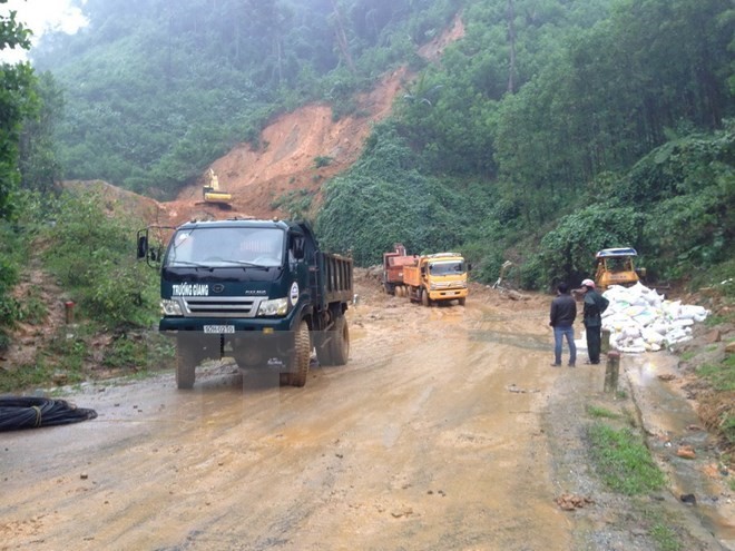 Landslides cause traffic congestion on road 40B in North Tra My district, Quang Nam. (Photo: VNA)