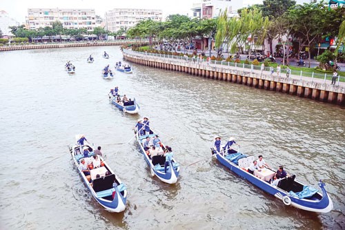 River tour on Nhieu Loc Thi Nghe cannal Tourists have dinner at floating restaurant on Sai Gon River Enjoying New Year on Sai Gon River