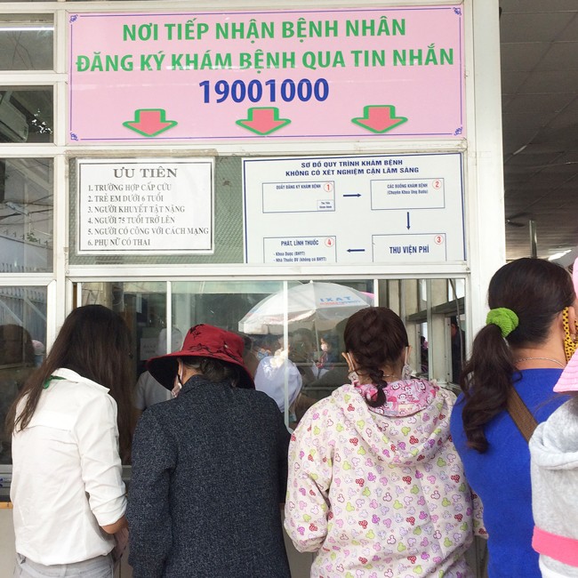 Just a few patietns are queuing in front hospital booths to wait for their numerical order. The new system is hoped to save time for patients and reduce overloading in big hospitals (Photo: SGGP)