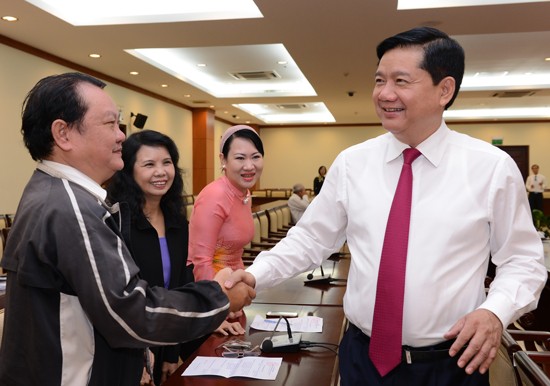HCMC Party chief Dinh La Thang (R) shakes hands with intellectuals at the meeting on December 20 (Photo: SGGP)