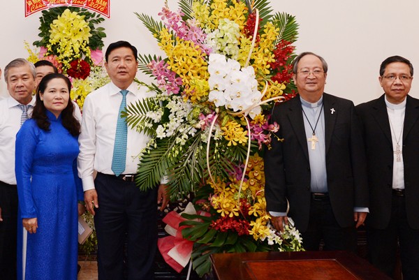 Secretary of the Ho Chi Minh City Party Committee Dinh La Thang (L) extends greetings to Archbishop of HCM City Archdiocese Bui Van Doc. (Photo: Sggp)