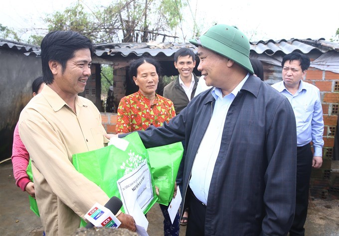 Prime Minister Nguyễn Xuân Phúc visits flood affected residents in Bình Định Province. — VNA/VNS Photo Thống Nhất