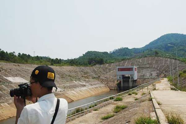 Recent earthquakes have consecutively appeared in A Luoi district after the A Luoi Hydropower Plant poured water into reservoirs to generate power.