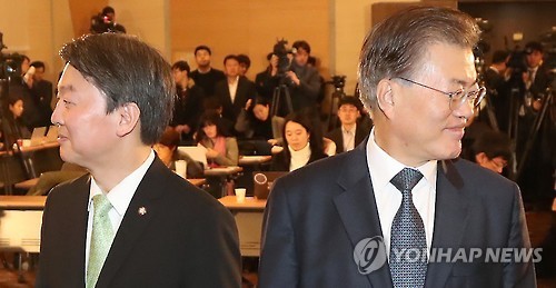 Moon Jae-in, former head of the Democratic Party (R), and Rep. Ahn Cheol-soo, former head of the splinter People's Party, attend a panel discussion held in Seoul on Dec. 22, 2016. (Yonhap)