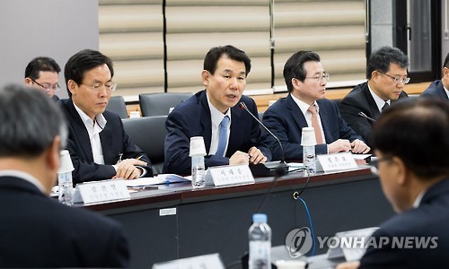 Jeong Eun-bo, vice chairman of the Financial Services Commission, speaks at a meeting on South Korea's financial market in Seoul on Dec. 22, 2016. (Yonhap)