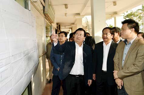 Deputy Prime Minister Trinh Dinh Dung sees the plan of Giap Bat coach station in Hanoi on December 22 (Photo: VGP)