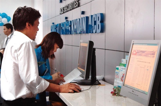 Photo shows investors during a trading session at ACB Securities Company. (Photo: VNA/VNS)