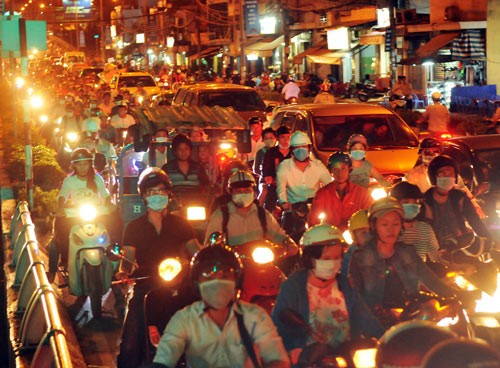 Traffic jam in Pham Hung street, District 8, HCMC on December 22 (Photo: SGGP)