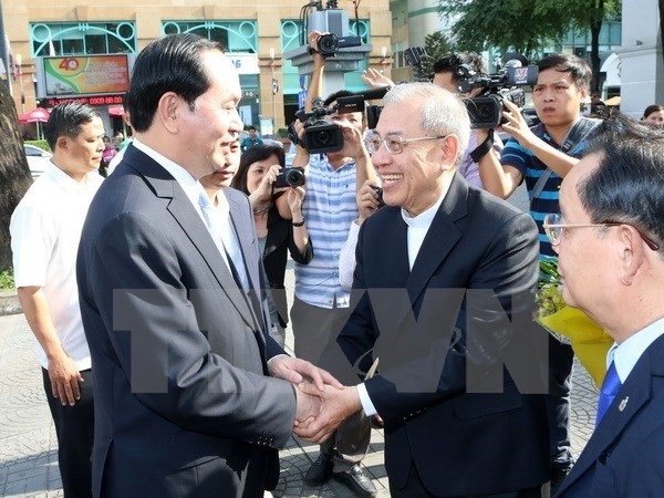 President Tran Dai Quang (L) meets with Catholic dignitaries and followers in HCM City (Source: VNA)