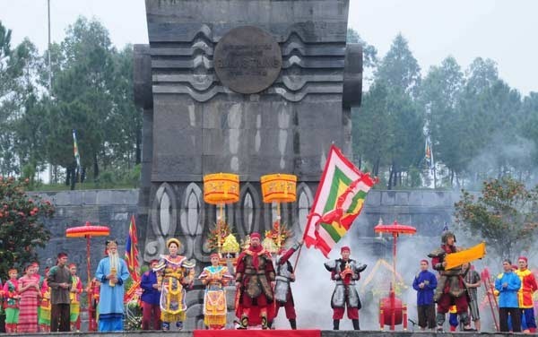 A special show reviving the coronation of Emperor Nguyen Hue (Photo: Sggp)