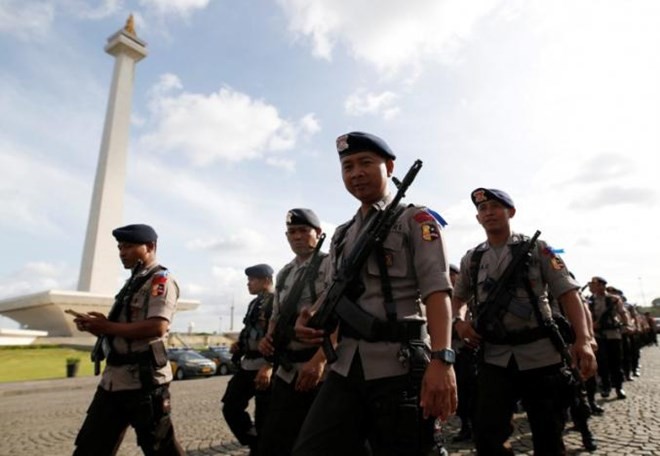 Indonesian police attend a security briefing at the National Monument before deployment during the Christmas and New Year holidays on December 22. (Photo: Reuters)